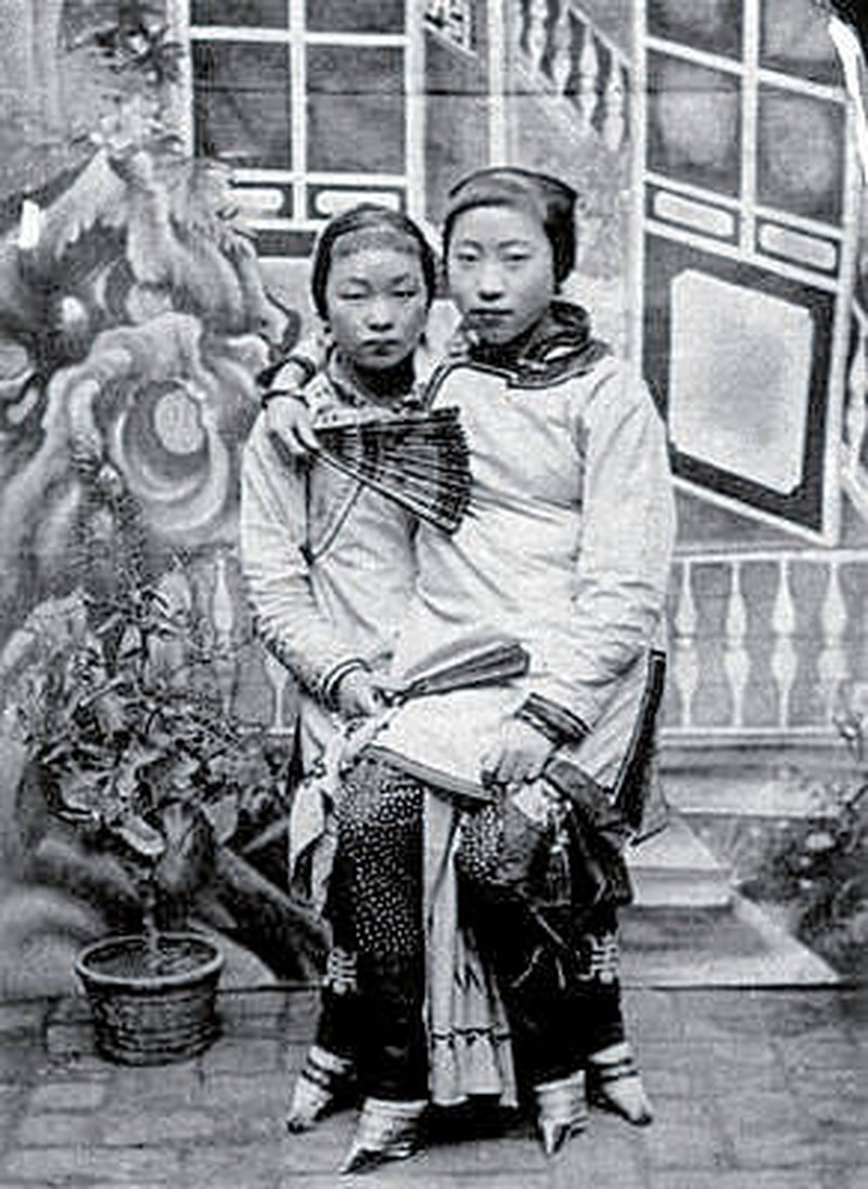 Đầu tiên người ta sẽ cắt móng chân thật ngắn cho các bé gái trước khi ngâm đôi chân vào trong chậu nước thảo mộc pha máu động vật ấm để tránh nhiễm trùng.