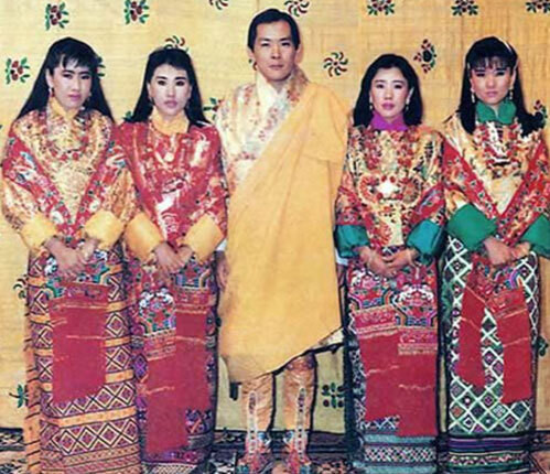 4 chị em gồm: Dorji Wangmo Wangchuck, Tshering Pem Wangchuck, Tshering Yangdon Wangchuck và Sangay Choden Wangchuck đều tổ chức lễ cưới với Quốc vương Jigme Singye Wangchuck trong cùng 1 ngày vào năm 1979 và đều được phong làm hoàng hậu.