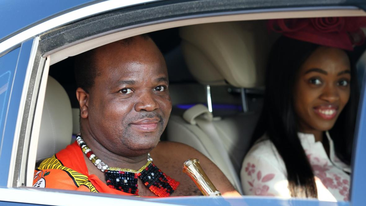 Thêm nữa, Quốc vương Mswati III mỗi năm có quyền cưới cô dâu mới thông qua lễ hội múa sậy (Umhlanga). Những cô gái được vua chọn làm vợ đều là trinh nữ. Đây là tiêu chuẩn chọn vợ quan trọng nhất của Quốc vương Mswati III.