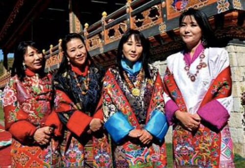 Nhờ cách chọn vợ đặc biệt này, Quốc vương Jigme Singye Wangchuck có gia đình hạnh phúc bên 4 hoàng hậu và 10 người con. Mời độc giả xem video: Vợ chồng Hoàng tử nước Anh thành... dân thường. Nguồn: VTC Now