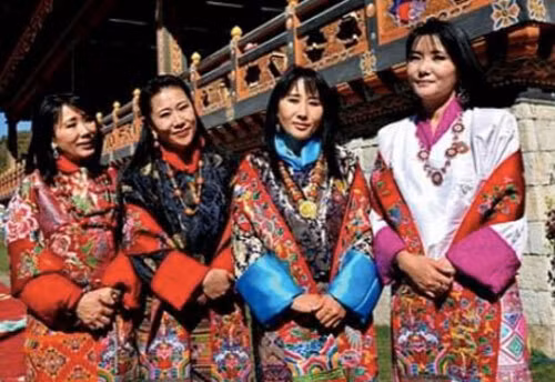 Nhờ cách chọn vợ đặc biệt này, Quốc vương Jigme Singye Wangchuck có gia đình hạnh phúc bên 4 hoàng hậu và 10 người con. Mời độc giả xem video: Vợ chồng Hoàng tử nước Anh thành... dân thường. Nguồn: VTC Now