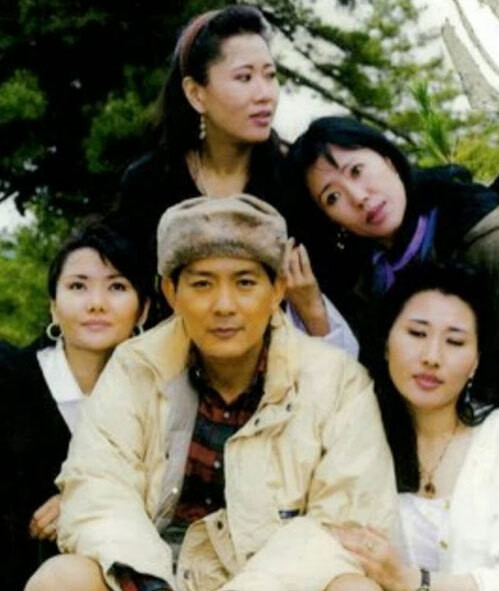 Tiêu chí chọn vợ của Quốc vương Jigme Singye Wangchuck là những người bạn đời đều xuất thân trong một gia đình có dòng dõi Hoàng gia, xinh đẹp và tài giỏi.