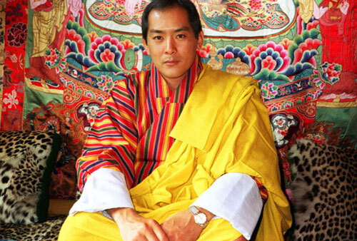 Giống với Quốc vương Mswati III, Quốc vương Bhutan Jigme Singye Wangchuck theo chế độ đa thê nhưng có cách chọn vợ vô cùng đặc biệt. Đó là ông hoàng này chọn 4 người vợ là chị em ruột trong một gia đình.