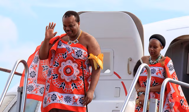 Vua Mswati III của Swaziland đăng quang năm 1986. Khi ấy, ông 18 tuổi và là vị vua cuối cùng của châu Phi có quyền chọn thủ tướng và các vị trí hàng đầu chính phủ khác. Là người đàn ông quyền lực và có cuộc sống vương giả, Quốc vương Mswati III có 15 bà vợ và 23 người con (tính đến thời điểm năm 2018).