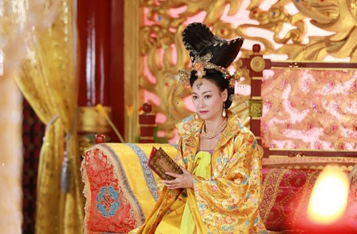 Lúc đầu, Lã Hậu ra lệnh nhốt Thích phu nhân vào cung Trường Hạng rồi cho cạo đầu, trói tình địch vào trục đá lớn của cối xay. Hàng ngày, Thích phu nhân làm việc kéo như trâu ngựa. Rùng rợn hơn, Lữ Trĩ về sau tra tấn, hành hạ Thích phu nhân khủng khiếp bằng cách bắt bà uống thuốc độc khiến dung nhan trở nên xấu xí rồi bắt sống trong chuồng lợn.