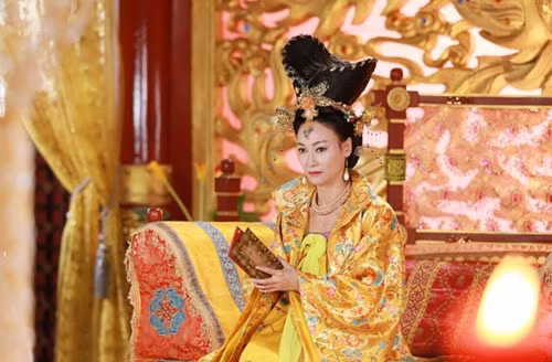 Lúc đầu, Lã Hậu ra lệnh nhốt Thích phu nhân vào cung Trường Hạng rồi cho cạo đầu, trói tình địch vào trục đá lớn của cối xay. Hàng ngày, Thích phu nhân làm việc kéo như trâu ngựa. Rùng rợn hơn, Lữ Trĩ về sau tra tấn, hành hạ Thích phu nhân khủng khiếp bằng cách bắt bà uống thuốc độc khiến dung nhan trở nên xấu xí rồi bắt sống trong chuồng lợn.