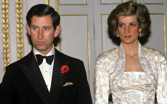 Công nương Diana nổi tiếng của Hoàng gia Anh cũng có cách đánh ghen văn minh và lịch sự khiến công chúng ngưỡng mộ. Vào tháng 6/1994, Thái tử Charles - chồng Công nương Diana thú nhận trong một chương trình truyền hình rằng ông đang có mối quan hệ ngoài luồng với bà Camilla.