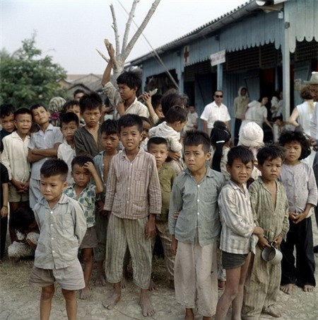 Trẻ em nghèo chờ đợi để nhận sữa tại chương trình phát sữa cho trẻ em nghèo do Hội Hồng Thập Tự tiến hành.