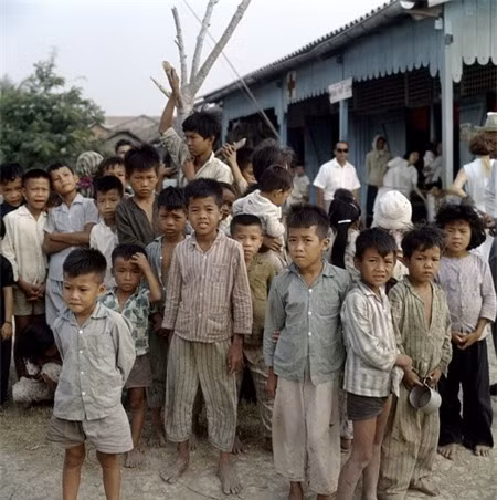 Trẻ em nghèo chờ đợi để nhận sữa tại chương trình phát sữa cho trẻ em nghèo do Hội Hồng Thập Tự tiến hành.