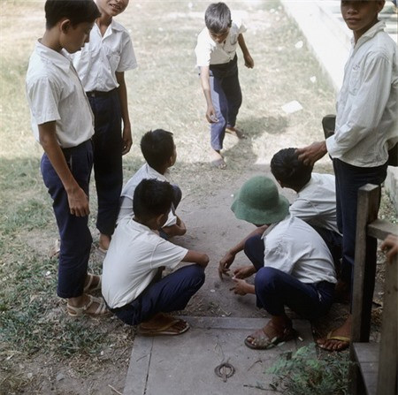 Học sinh chơi đánh đáo.