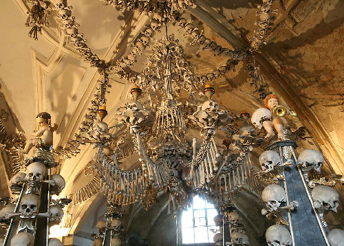 Những bộ xương người được sắp xếp thành các tác phẩm nghệ thuật như biểu tượng huy hiệu của gia đình Schwarzenberg từng cai trị thành phố, đèn chùm...