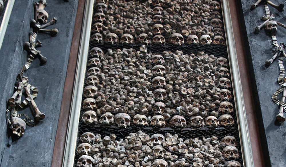 Nhiều bộ xương được dùng để trang trí các hốc hoặc trụ cột trong nhà thờ theo phong cách Rococo.