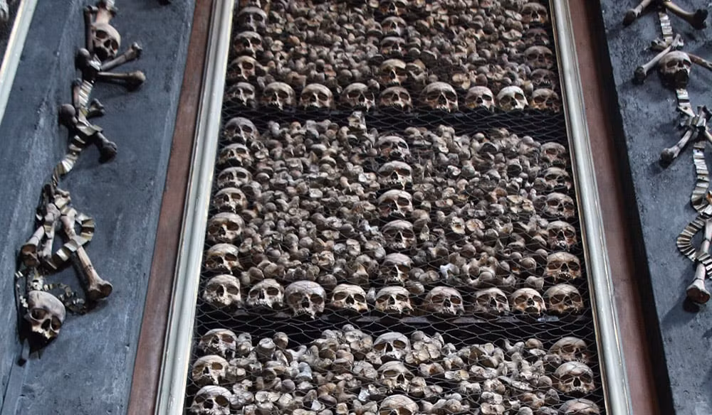 Nhiều bộ xương được dùng để trang trí các hốc hoặc trụ cột trong nhà thờ theo phong cách Rococo.