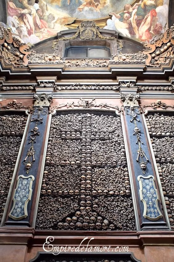 Phần lớn xương được dùng để trang trí nhà thờ San Bernardino Alle Ossa là của các nạn nhân tử vong vì dịch hạch thời Trung cổ.