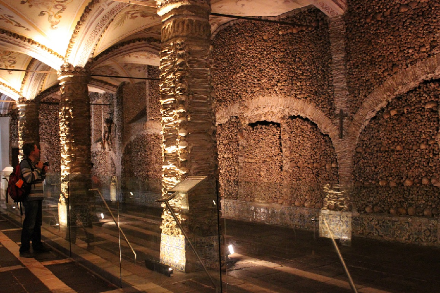 Các tác phẩm nghệ thuật được sắp xếp từ xương của những binh sĩ tử trận trong chiến tranh, bệnh nhân chết vì dịch bệnh và khoảng 5.000 tu sĩ.