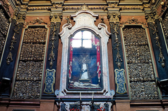 Nằm ở Milan, Italy, nhà thờ San Bernardino Alle Ossa gây chú ý khi được trang trí bằng xương người. Khi tiến vào bên trong nhà thờ, du khách sẽ thấy những bộ xương xếp chồng lên nhau hoặc tạo thành các bức tương xương người.