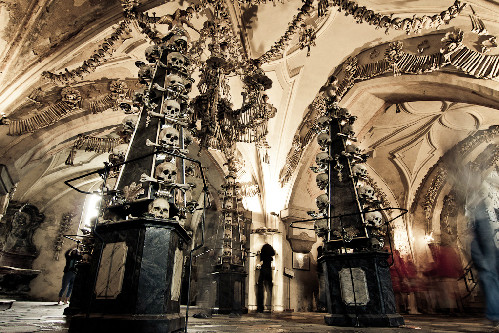Thế nhưng, khi tiến vào bên trong nhà thờ Sedlec Ossuary, du khách sẽ thấy sự đặc biệt. Hơn 40.000 bộ xương người được dùng để trang trí nhà thờ này.
