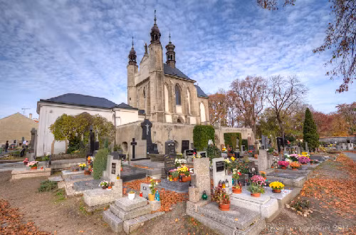Một trong những nhà thờ trang trí bằng xương người nổi tiếng nhất thế giới là Sedlec Ossuary ở Czech. Nhìn bên ngoài, nhà thờ này không có gì quá khác biệt so với những nhà thờ xây dựng theo phong cách kiến trúc Gothic khác.