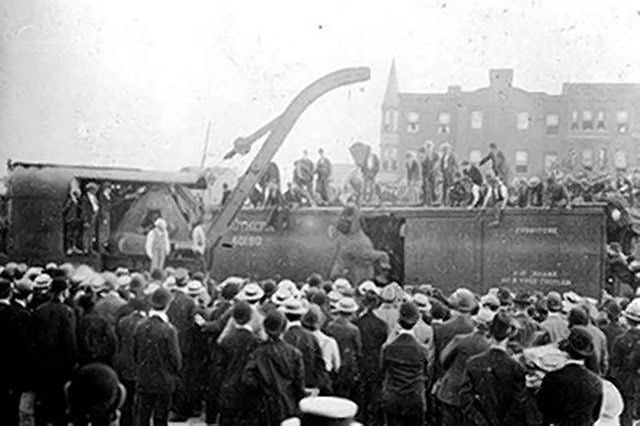 Tiếp đến, con voi Mary dùng chân giẫm đạp lên người Eldridge khiến nạn nhân tử vong.