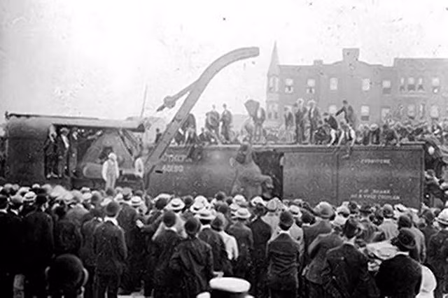 Tiếp đến, con voi Mary dùng chân giẫm đạp lên người Eldridge khiến nạn nhân tử vong.