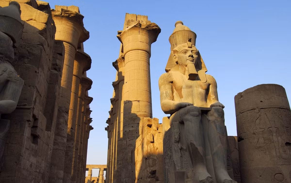 Đền thờ Luxor là nơi tổ chức lễ hội Opet. Đây là lễ hội quan trọng nhất của thành Thebes thời cổ đại. Bên trong đền thờ có nhiều văn tự tượng hình miêu tả cuộc sống cũng như tín ngưỡng, tôn giáo của người Ai Cập.