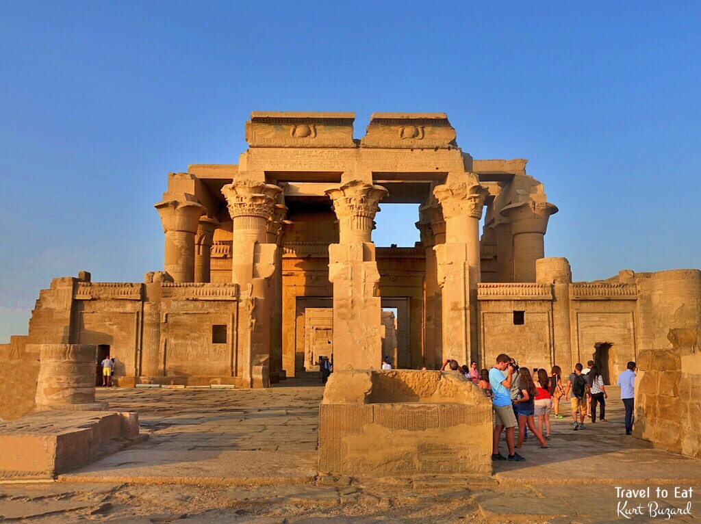 Bên trong đền thờ cổ kính này có một số xác ướp cá sấu. Nguyên do là bởi đền Kom Ombo thờ thần cá sấu Sobek.