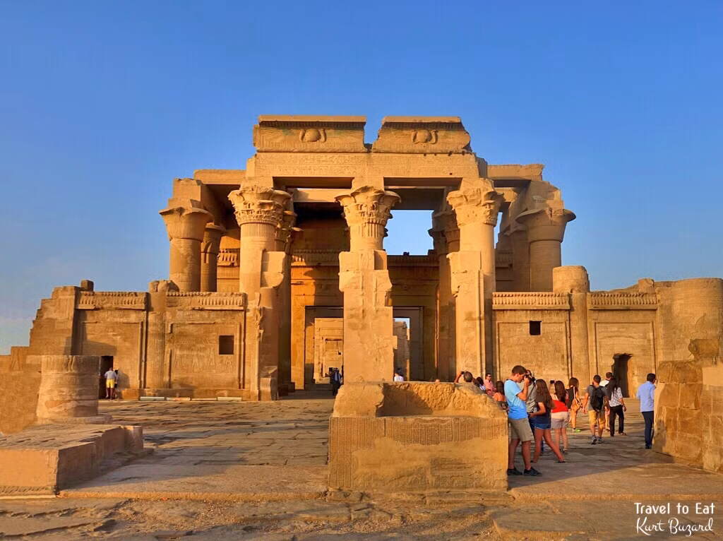 Bên trong đền thờ cổ kính này có một số xác ướp cá sấu. Nguyên do là bởi đền Kom Ombo thờ thần cá sấu Sobek.