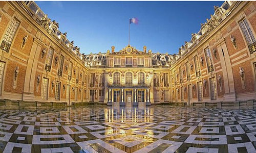 Cung điện Versailles nằm ở ngoại ô Paris, Pháp từng là nơi ở của hoàng gia Pháp từ thế kỷ 17. Chính vì vậy, công trình này được xem là biểu tượng quyền lực tối thượng của các triều đại phong kiến Pháp. Đây là nơi ở chính của một số vị vua bao gồm: Louis XIII, Louis XIV, Louis XV, Louis XVI...