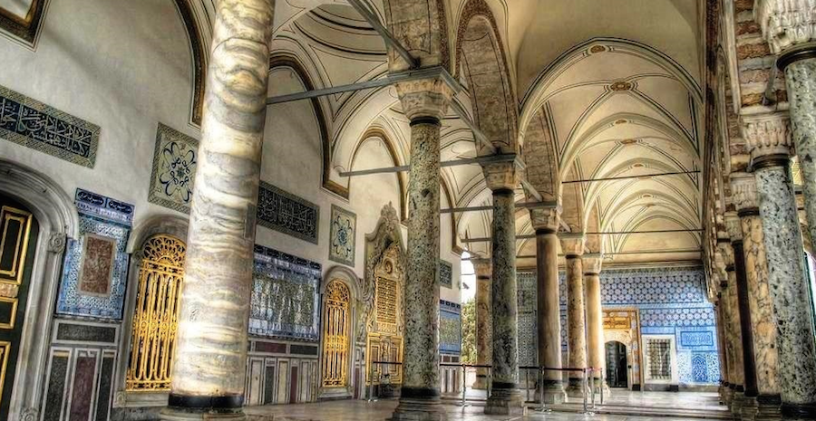 Hậu cung bên trong cung điện Topkapi cấm tuyệt đối đàn ông. Các hoàng tử cũng chỉ được ở tại đây cho tới năm 16 tuổi rồi chuyển ra ngoài sinh sống. Đến năm 1924, Chính phủ Thổ Nhĩ Kỳ biến cung điện thành viện bảo tàng và mở cửa đón khách tham quan.