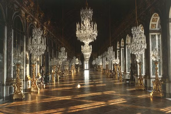 Cung điện Versailles có diện tích hơn 63.000 m2 với 2.300 phòng ngủ. Bên trong cung điện có một khu vườn rộng với nhiều tác phẩm điêu khắc, đài phun nước tuyệt đẹp. Một sự thật thú vị là tất cả vật liệu xây dựng và trang trí cho cung điện Versailles đều được sản xuất ở Pháp.