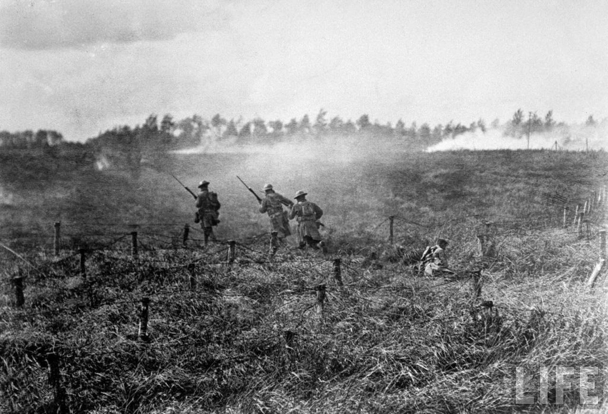 Binh sĩ Mỹ cầm súng truy kích quân địch trên chiến trường Thế chiến 1.