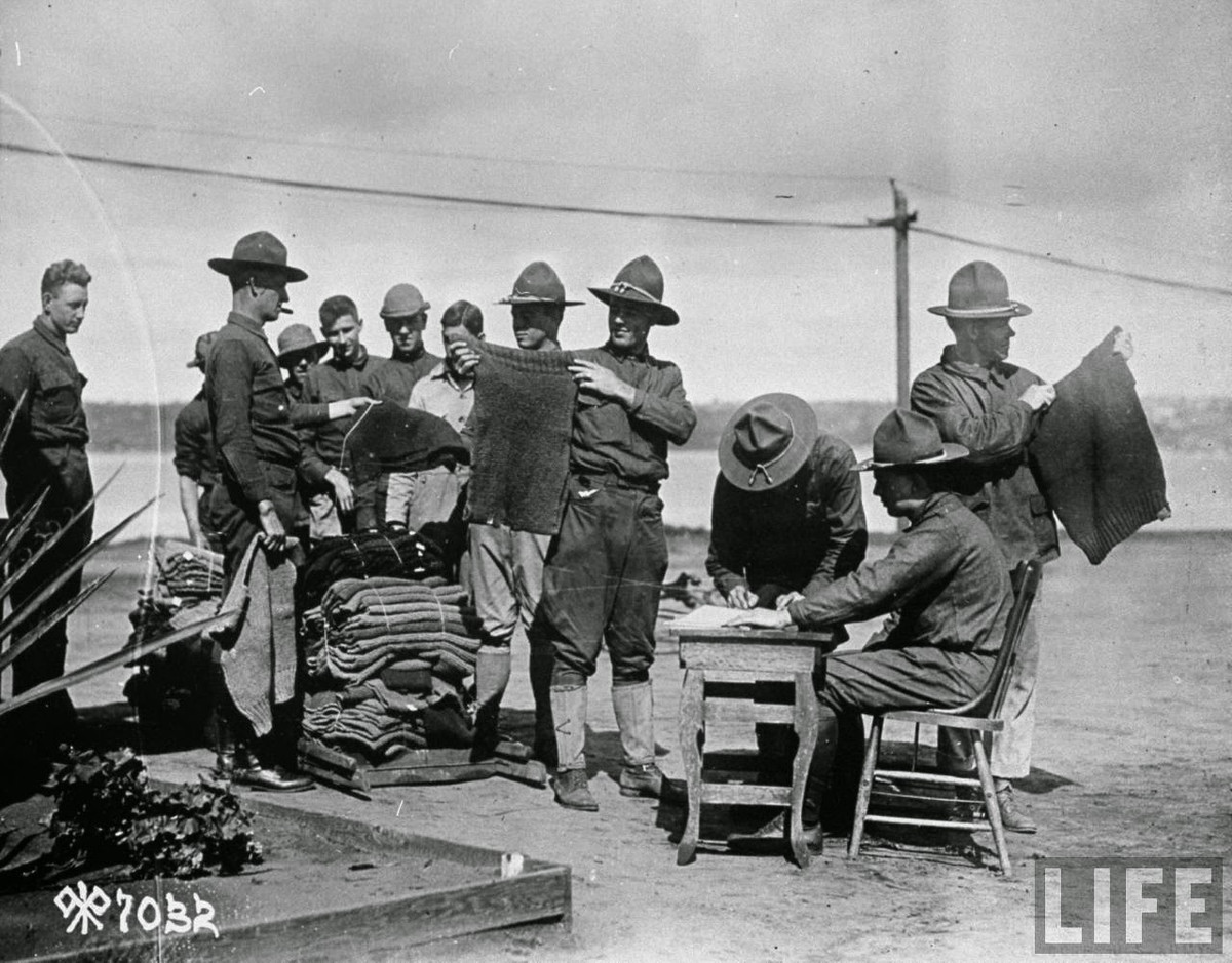 Lính Mỹ xếp hàng nhận quân phục mới.