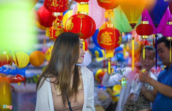 Người Việt đón Trung Thu vào ngày rằm tháng 8 âm lịch. Trong dịp này, người dân làm cỗ cúng gia tiên, bày bánh trái ra sân cúng mặt trăng. Còn trẻ em rước đèn, đi xem múa lân và thưởng thức bánh kẹo. Theo các nhà khảo cổ học, Trung Thu ở Việt Nam có từ thời xa xưa, được in trên mặt trống đồng Ngọc Lũ. Theo văn bia chùa Đọi năm 1121 từ đời nhà Lý, Trung Thu được chính thức tổ chức ở kinh thành Thăng Long với các hội đua thuyền, múa rối nước và rước đèn. Đến đời Lê - Trịnh thì Trung Thu được tổ chức xa hoa trong phủ Chúa.