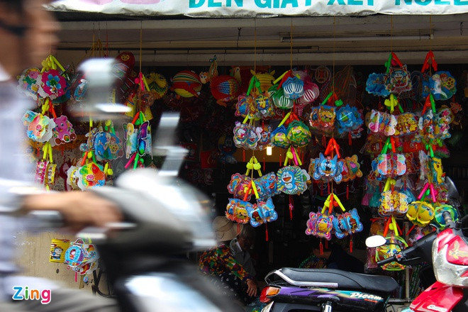 Theo quan niệm dân gian, Trung thu còn là dịp người dân ngắm trăng tiên đoán mùa màng. Nếu trăng thu màu vàng thì sẽ trúng mùa tằm tơ, màu xanh hay lục thì năm đó sẽ có thiên tai, mưa bão, nếu trăng thu màu cam trong sáng thì đất nước sẽ thịnh trị.