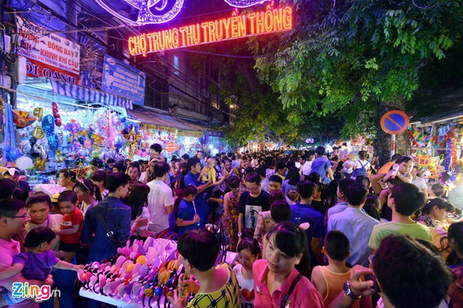 Người Việt cũng thường mượn dịp này để tỏ lòng hiếu kính với ông bà, cha mẹ bằng những món quà, lời thăm hỏi. Người Việt tổ chức múa sư tử, múa lân, hát Trống Quân trong dịp Trung Thu. Trước đây, nam thanh, nữ tú hát Trống Quân để biểu diễn trong những đêm trăng rằm. Họ hát đối đáp với nhau vừa để vui chơi vừa để chọn bạn trăm năm.