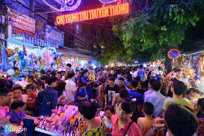 Người Việt cũng thường mượn dịp này để tỏ lòng hiếu kính với ông bà, cha mẹ bằng những món quà, lời thăm hỏi. Người Việt tổ chức múa sư tử, múa lân, hát Trống Quân trong dịp Trung Thu. Trước đây, nam thanh, nữ tú hát Trống Quân để biểu diễn trong những đêm trăng rằm. Họ hát đối đáp với nhau vừa để vui chơi vừa để chọn bạn trăm năm.