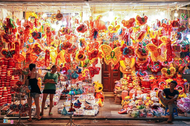 Có nhiều truyền thuyết được lưu truyền trong dân gian về nguồn gốc ra đời của ngày Trung Thu như chuyện nhà vua dạo chơi cung trăng vào rằm tháng 8, sự tích chị Hằng Nga, sự tích chú Cuội, sự tích Thỏ Ngọc… Không chỉ ở Việt Nam, Trung Thu còn là ngày lễ của các quốc gia như Trung Quốc, Nhật Bản, Singapore, Hàn Quốc...