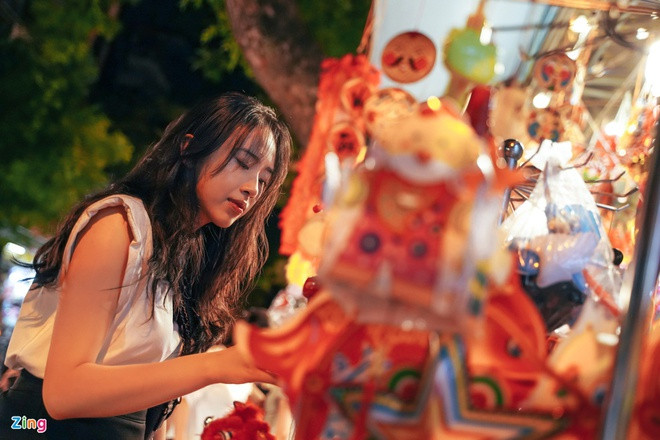 Vào ngày này, theo phong tục người Việt, người lớn thường chuẩn bị mâm cỗ dâng lên cúng tổ tiên, những người đã khuất. Sau đó, tất cả các thành viên trong gia đình quây quần bên nhau cùng phá cỗ, thưởng trăng.