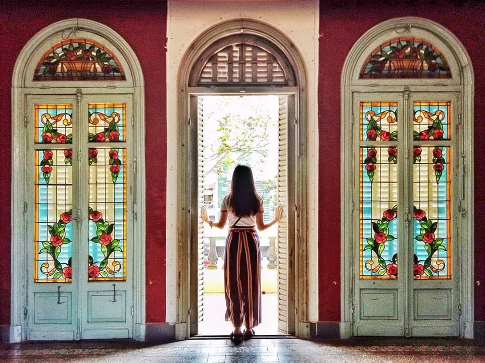 Toàn bộ dinh thự có 99 cánh cửa với các kích cỡ lớn nhỏ khác nhau. Các ô cửa sổ kính trong bảo tàng có hoa văn đối xứng trông giống như những tác phẩm nghệ thuật.