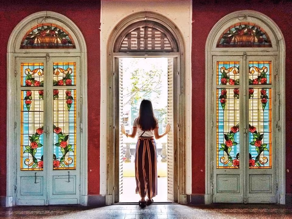 Toàn bộ dinh thự có 99 cánh cửa với các kích cỡ lớn nhỏ khác nhau. Các ô cửa sổ kính trong bảo tàng có hoa văn đối xứng trông giống như những tác phẩm nghệ thuật.