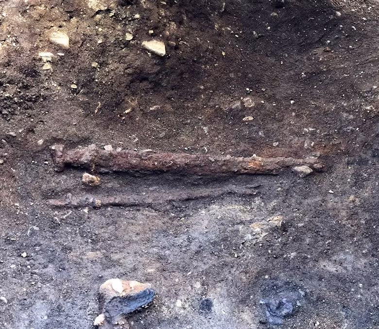 Thanh kiếm có chiều dài 90 cm và được làm từ thép. Điều kỳ lạ là thanh kiếm được đặt ở vị trí bất thường: bên trái thi hài chiến binh người Viking.