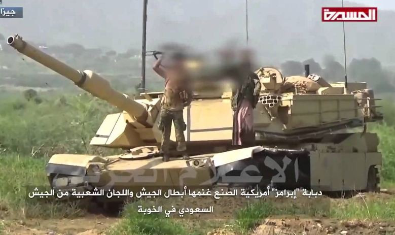 Giới chuyên gia nhận định, việc M1A2S Abrams thảm bại tại Yemen một phần do kỹ năng và tinh thần kém cỏi của các binh sĩ Ả Rập Xê-út. Ngoài ra, khả năng phòng vệ kém của Abrams cũng là một vấn đề lớn, ví dụ như xe thiếu hệ thống phòng vệ chủ động; lớp giáp uranium chỉ có ở mặt trước trong khi hai bên sườn không được trang bị; tháp pháo lớn và dài làm khoang chứa đạn nhưng "mỏng dính" khiến xe dễ bị nhắm bắn. Trong trường hợp, trúng đạn ở sườn tháp pháo, cơ số đạn có thể bị kích nổ gây hậu quả thảm khốc nhất. Nguồn ảnh: Youtube