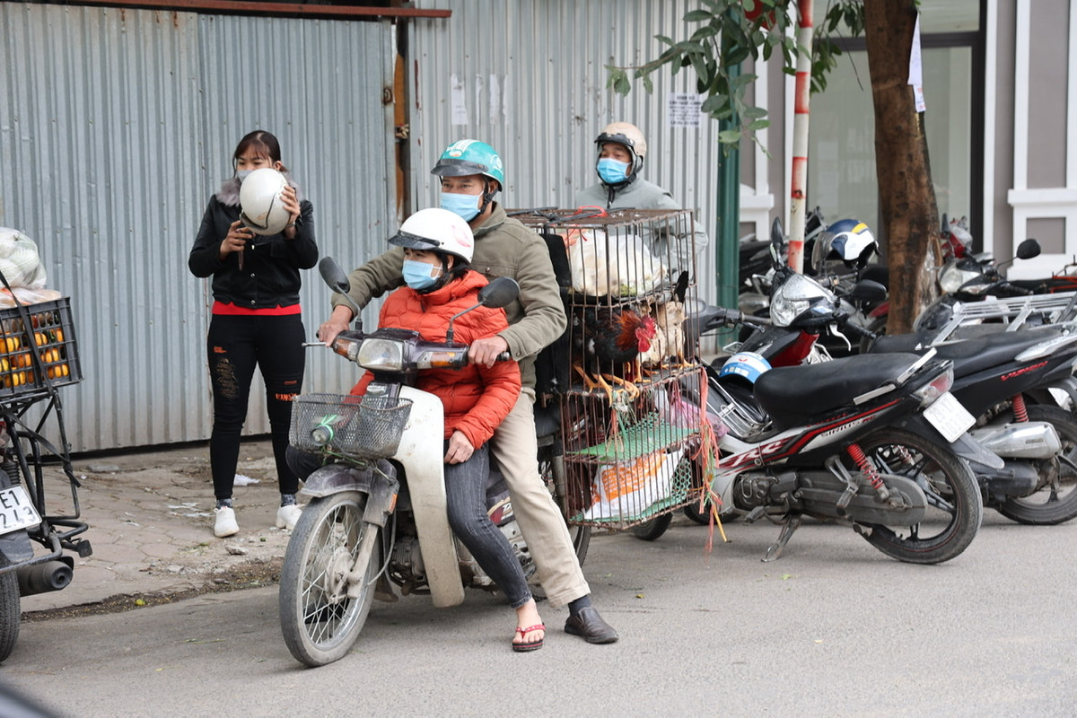 Do bất ngờ phải dừng hoạt động nên hôm nay vẫn nhiều tiểu thương chở hàng đến bán nhưng phải quay đầu ra về.