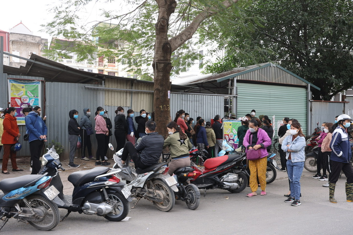 Theo Trung tâm Y tế xã Thanh Liệt, cho đến trưa hôm nay (24/11), đã có 210 tiểu thương tới làm xét nghiệm và đang chờ kết quả.