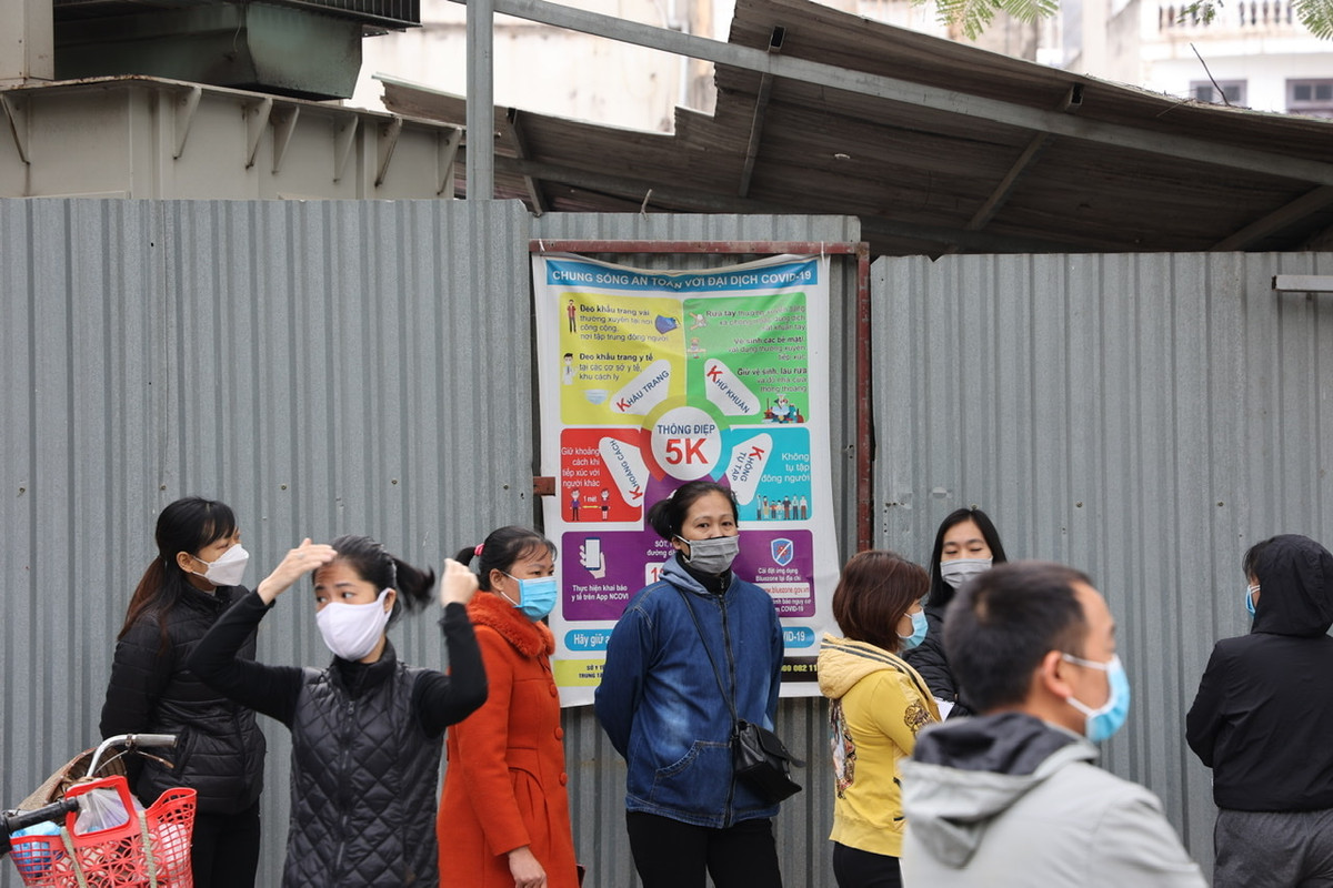 Ông Nguyễn Duy Nhật - Phó Chủ tịch UBND xã Thanh Liệt xác nhận, người phụ nữ V.T.N (SN 1989, quê Chương Mỹ) là tiểu thương bán gà trong chợ đã dương tính với COVID-19.