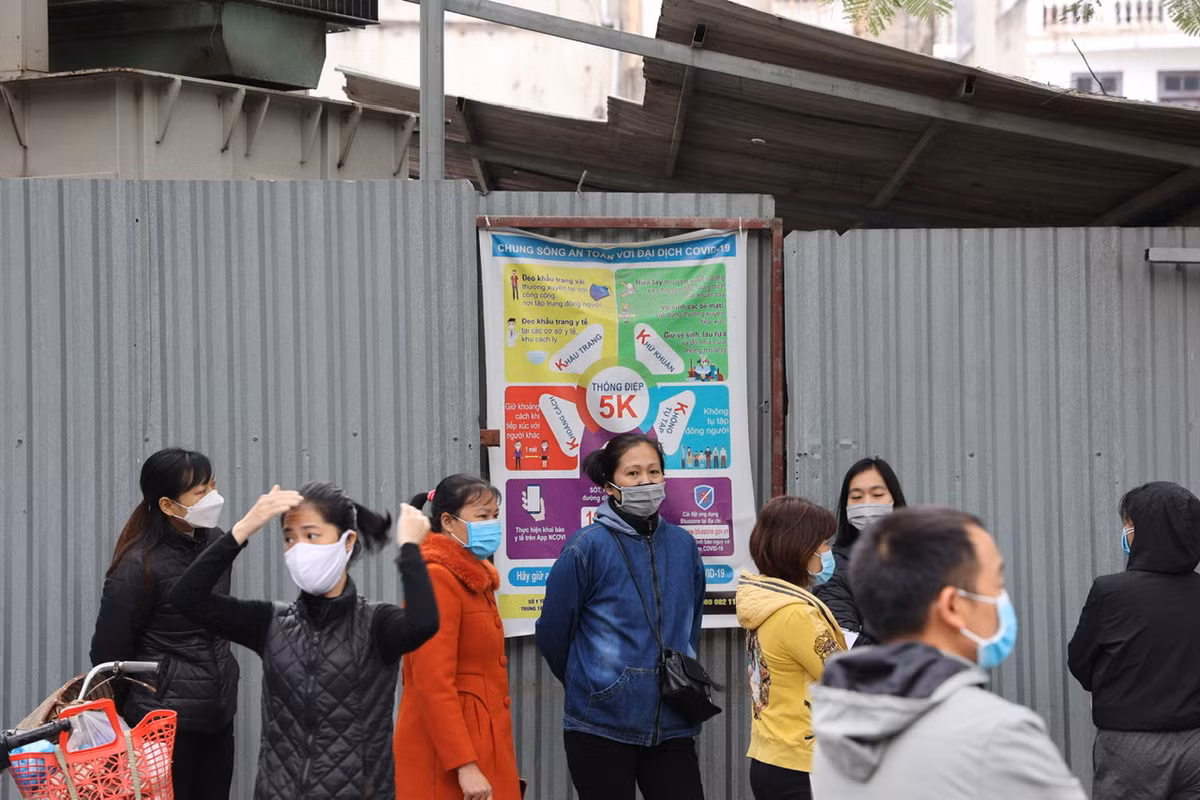 Ông Nguyễn Duy Nhật - Phó Chủ tịch UBND xã Thanh Liệt xác nhận, người phụ nữ V.T.N (SN 1989, quê Chương Mỹ) là tiểu thương bán gà trong chợ đã dương tính với COVID-19.