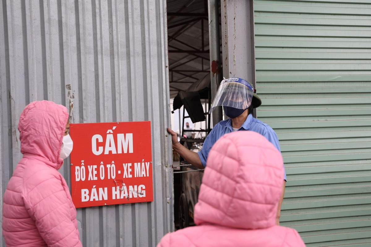 Trong ngày hôm nay, BQL chợ đã yêu cầu toàn bộ tiểu thương tới làm xét nghiệm. Lực lượng chức năng đã cho từng nhóm 3-5 người vào trong chợ để làm xét nghiệm.