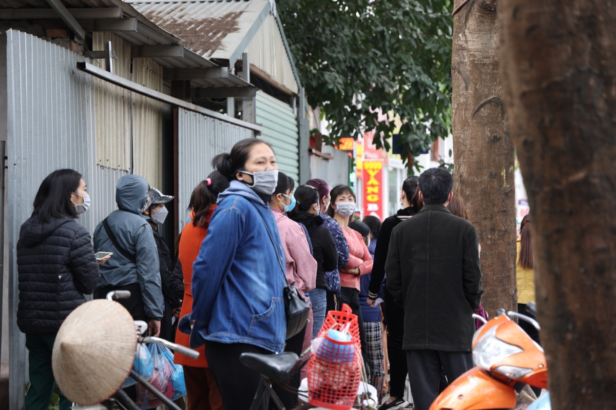 Ban Quản lý chợ đã lập tức cho phong toả đồng thời tiến hành truy vết những người có liên quan.