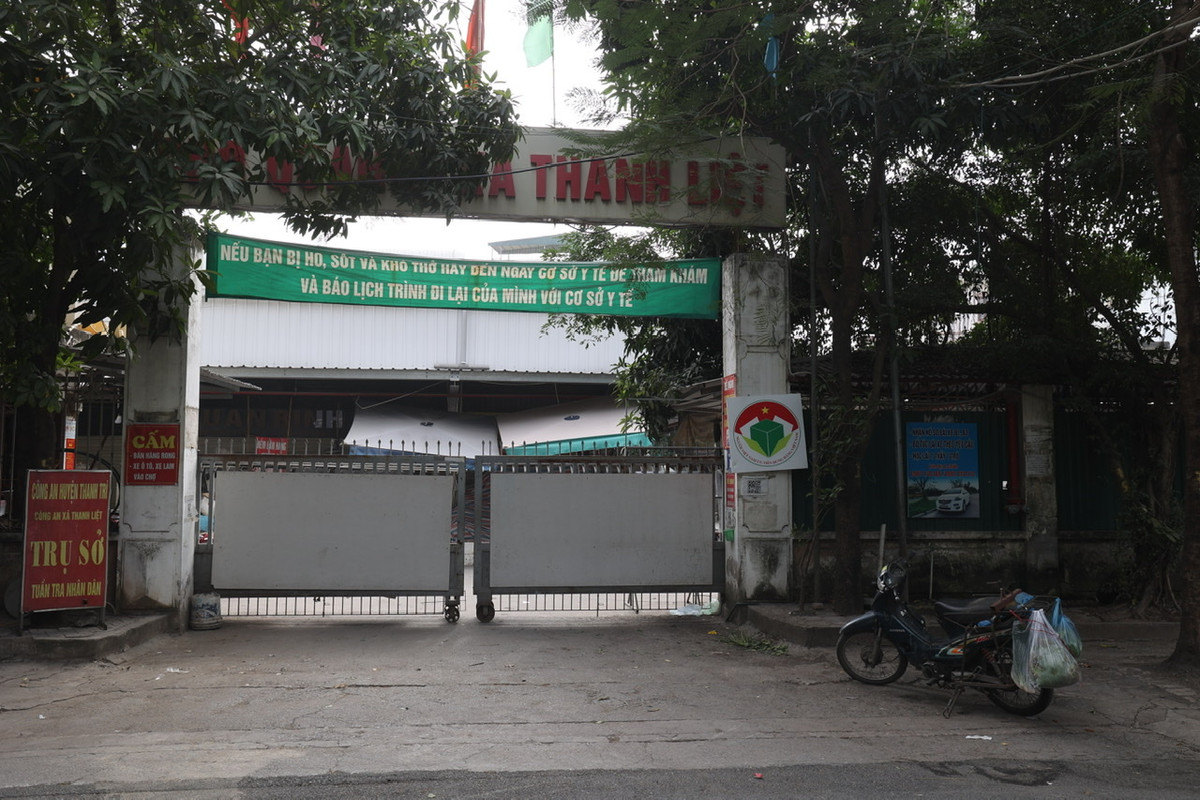 Hôm nay (24/11), chợ Quang (Yên Xá, Thanh Trì, Hà Nội) đã bị phong toả do một tiểu thương bán gà trong chợ dương tính với COVID-19.