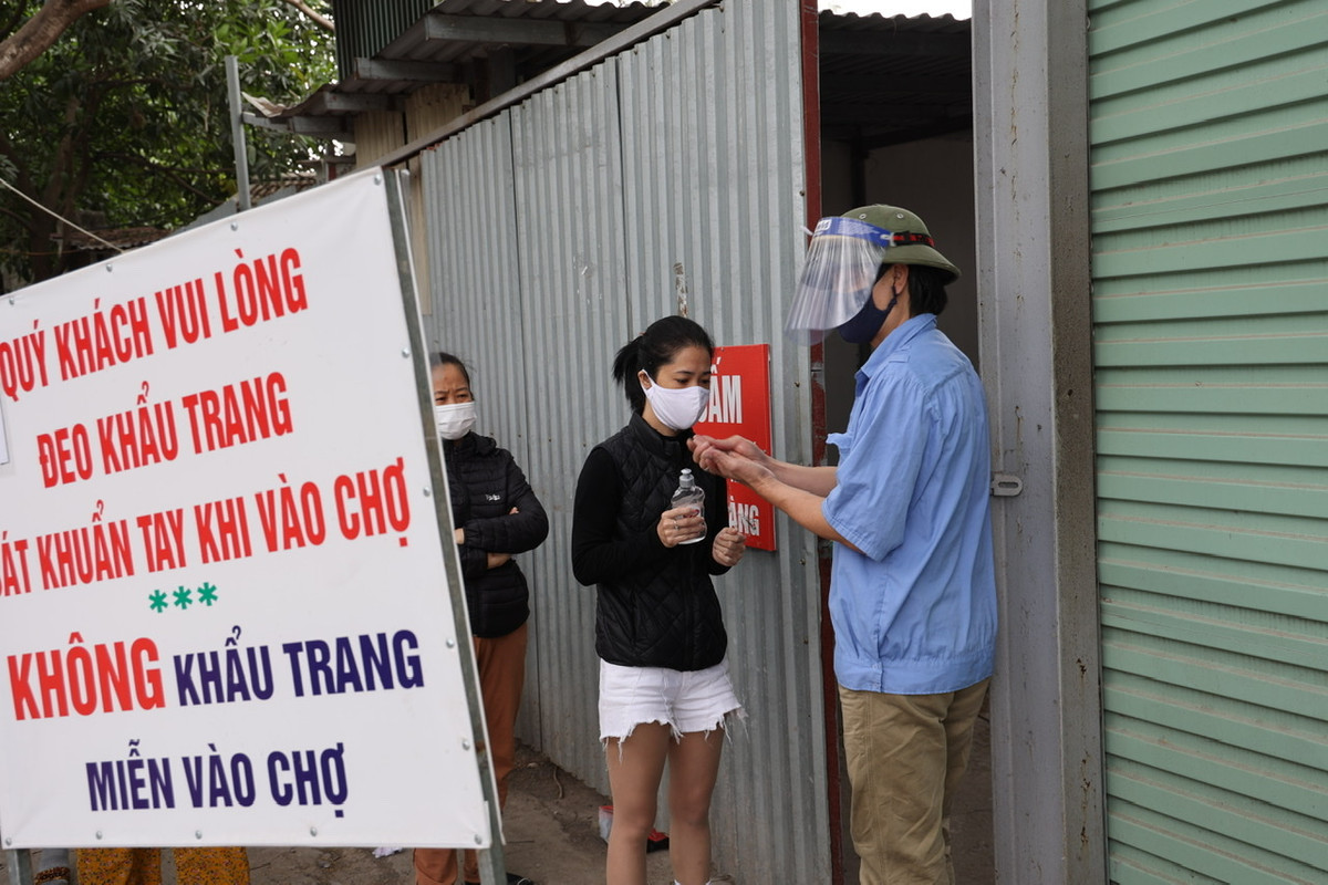 Ông Nhật cho biết thêm, cách đây mấy hôm chị T.N có biểu hiện ho sốt, khó thở nên đã tới cơ sở y tế lấy mẫu xét nghiệm.